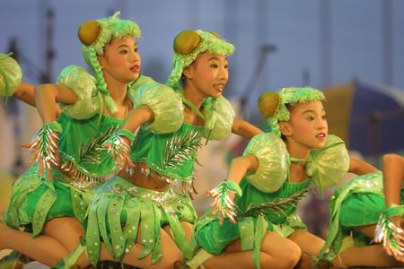 晚会现场:中国海南海口红毛丹舞蹈团表演的舞